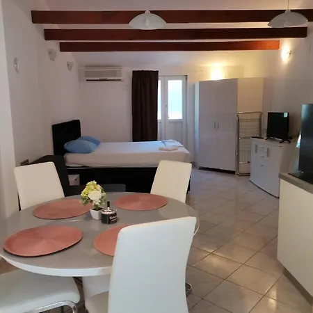 Apartment Dine
